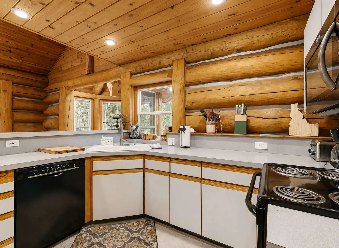 Log Cabin Retreat | Hot Tub, Fire Pit & Near Lake