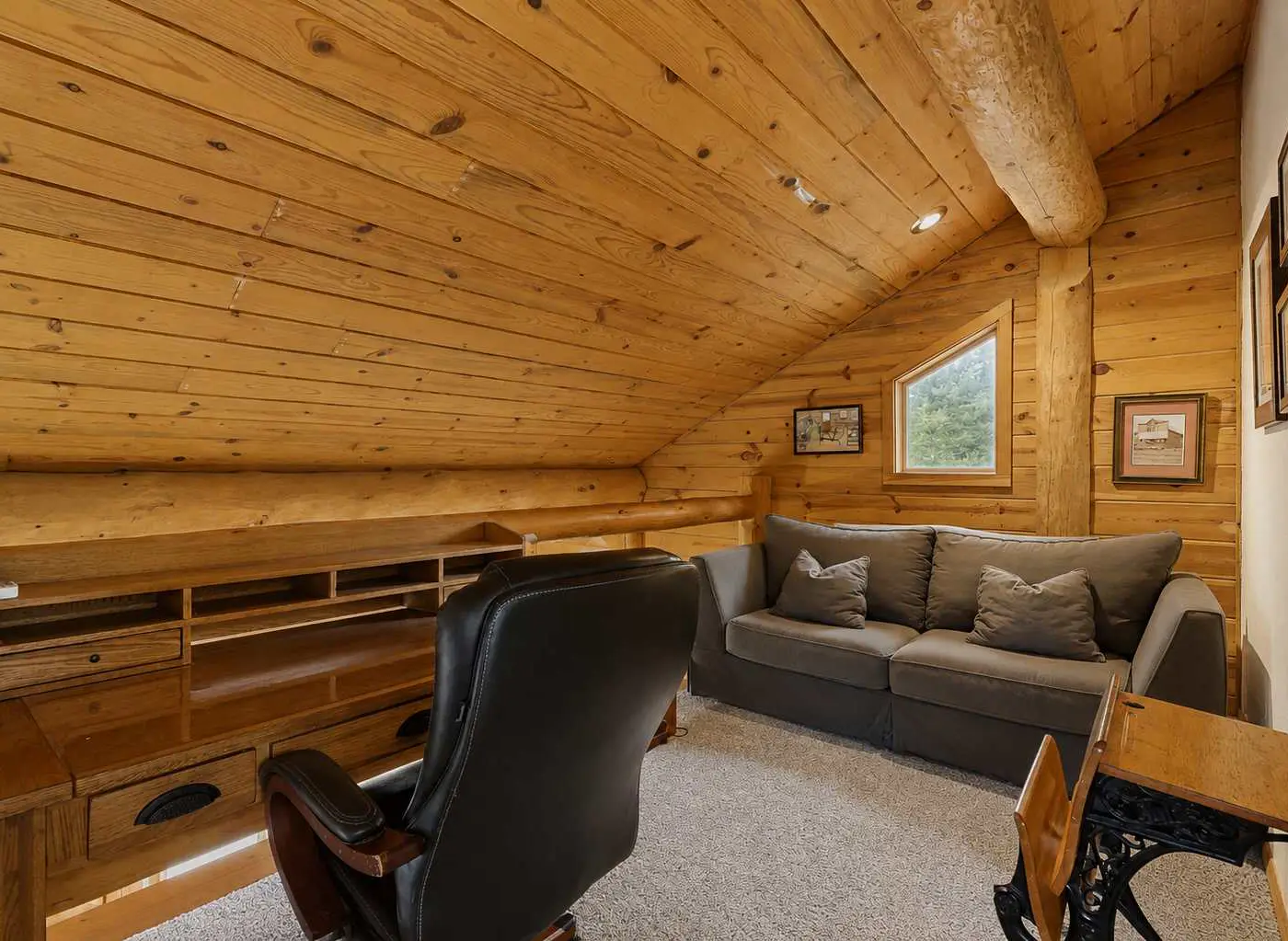 Log Cabin Retreat | Hot Tub, Fire Pit & Near Lake