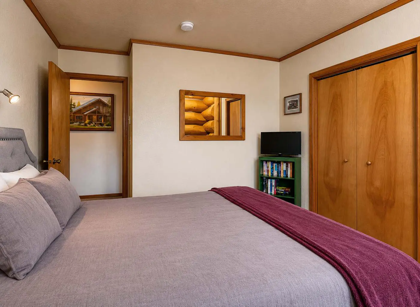 Log Cabin Retreat | Hot Tub, Fire Pit & Near Lake