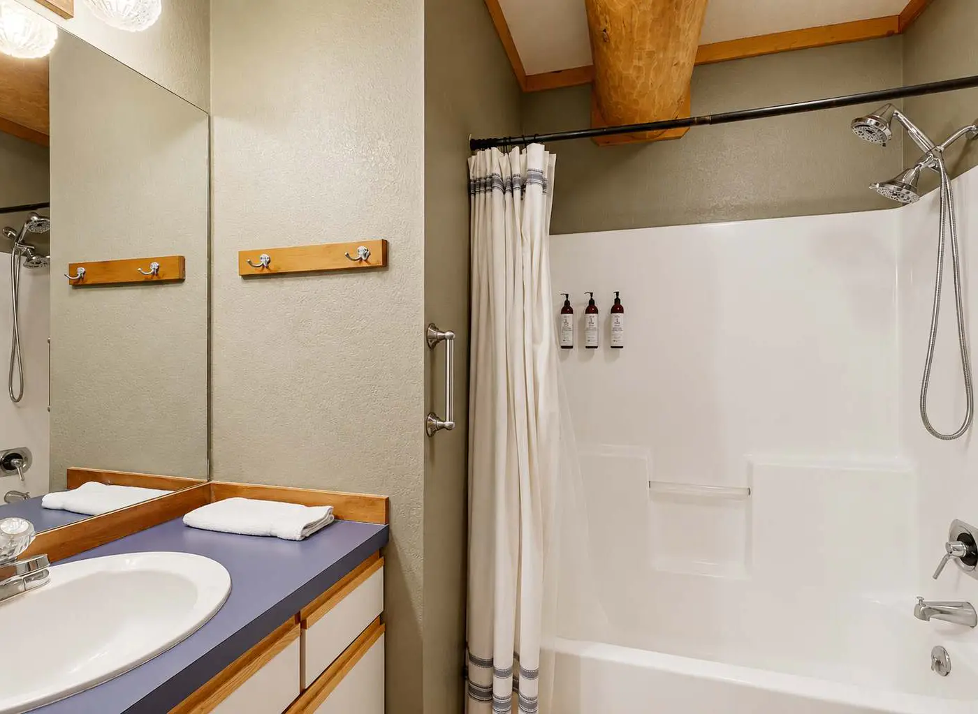 Log Cabin Retreat | Hot Tub, Fire Pit & Near Lake
