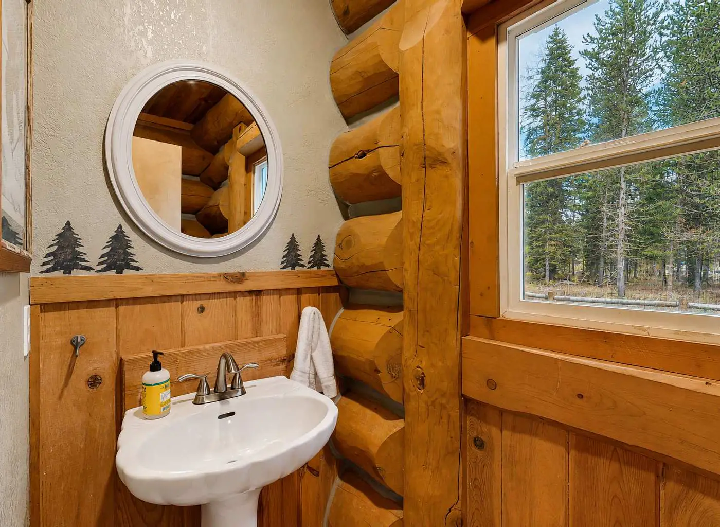Log Cabin Retreat | Hot Tub, Fire Pit & Near Lake