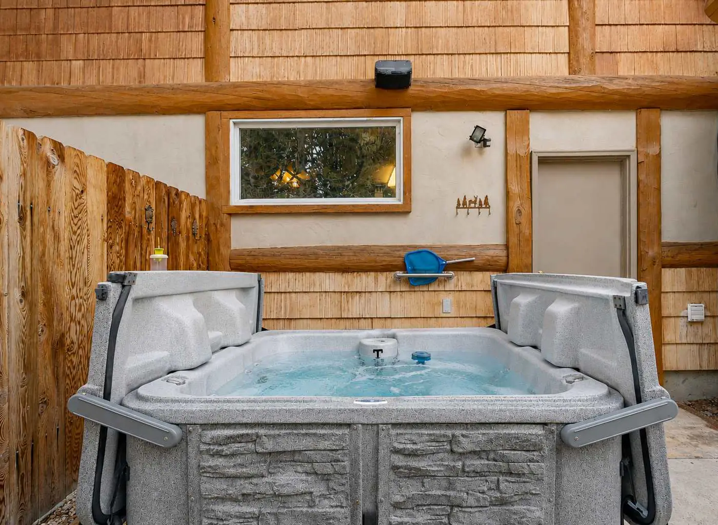 Log Cabin Retreat | Hot Tub, Fire Pit & Near Lake