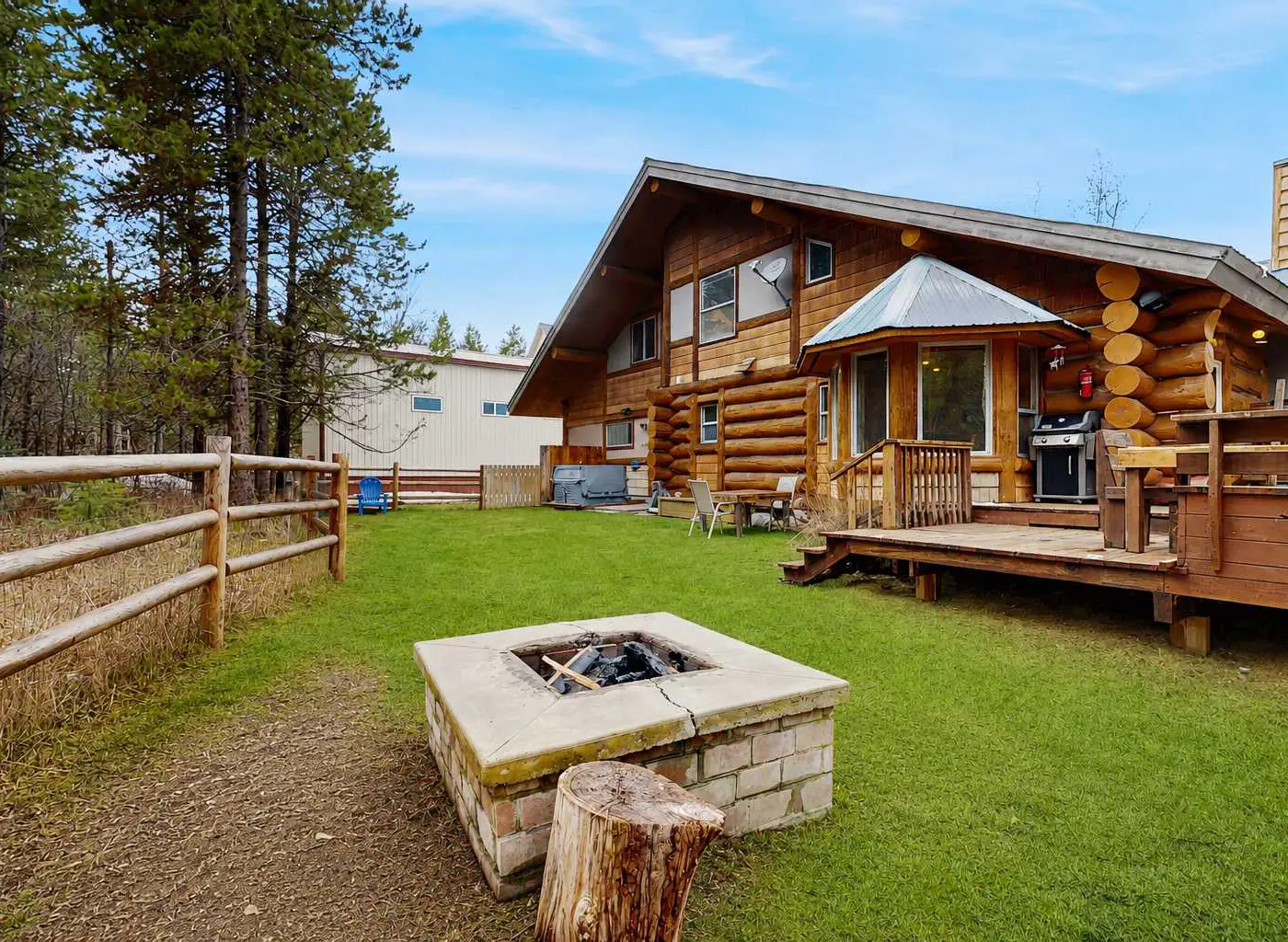 Log Cabin Retreat | Hot Tub, Fire Pit & Near Lake