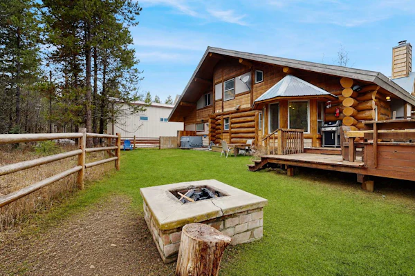 Log Cabin Retreat | Hot Tub, Fire Pit & Near Lake