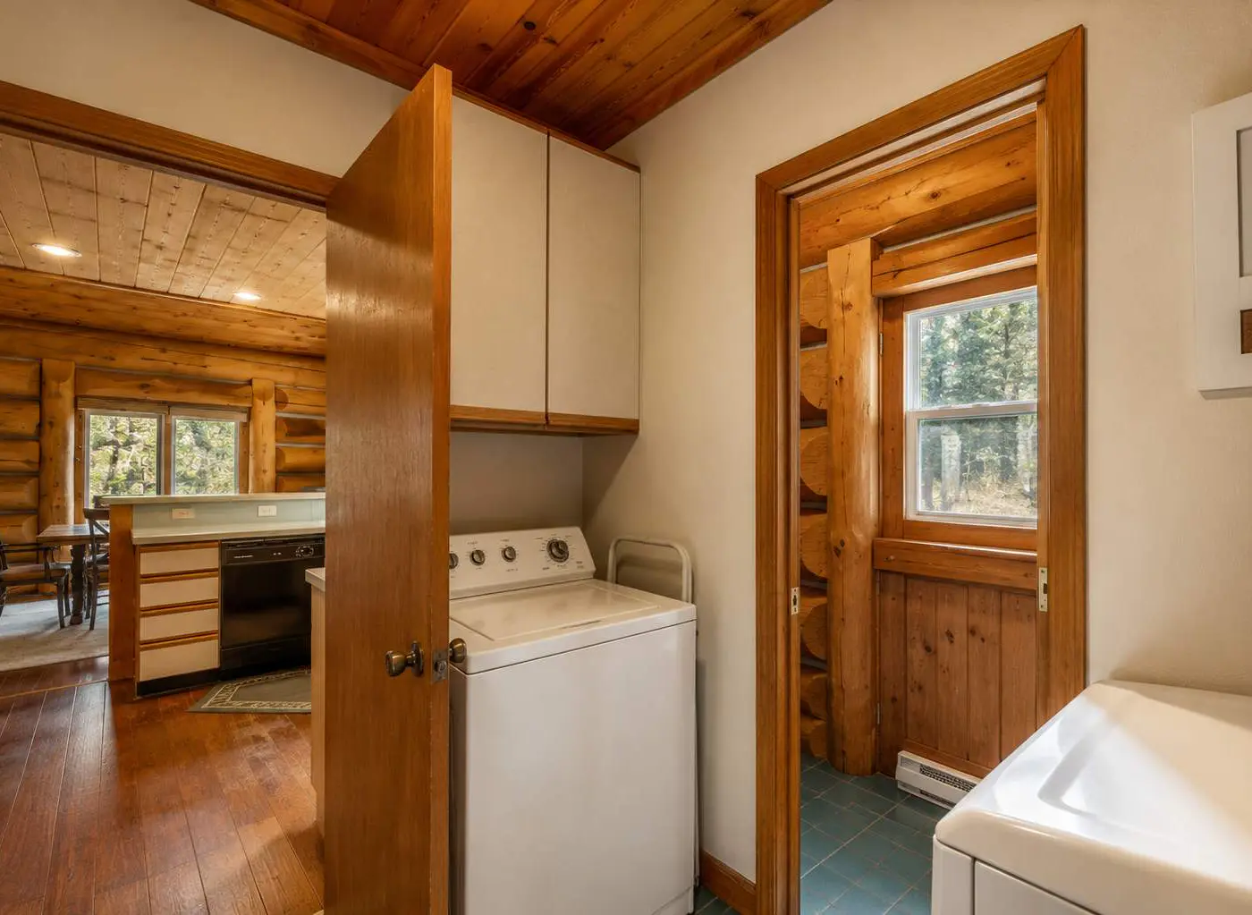 Log Cabin Retreat | Hot Tub, Fire Pit & Near Lake