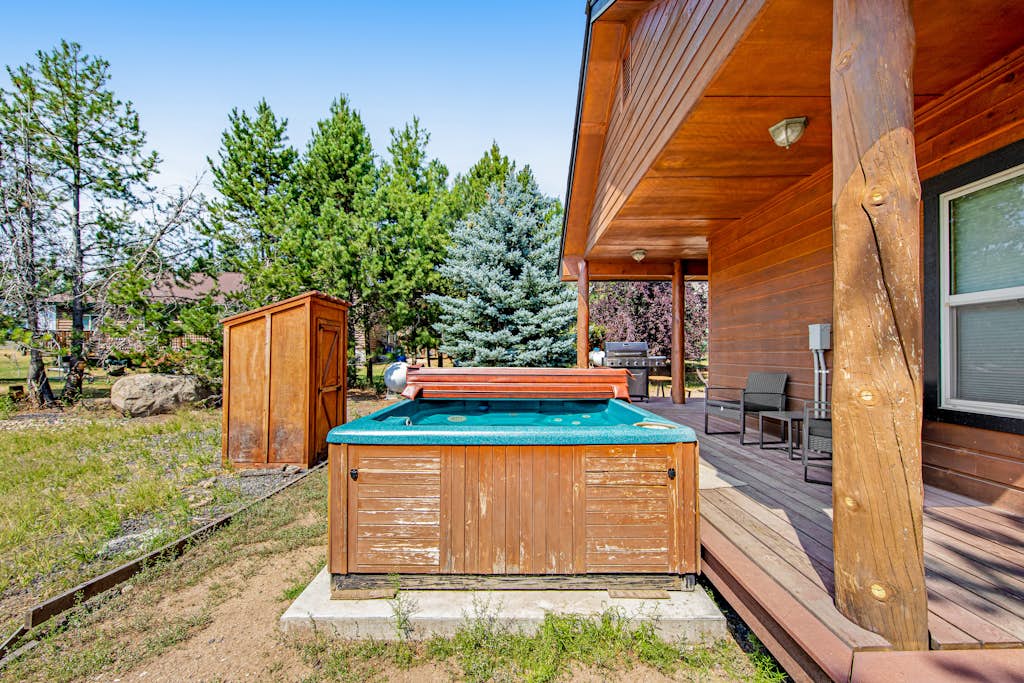 Spacious McCall Escape | Hot Tub & Fire Pit
