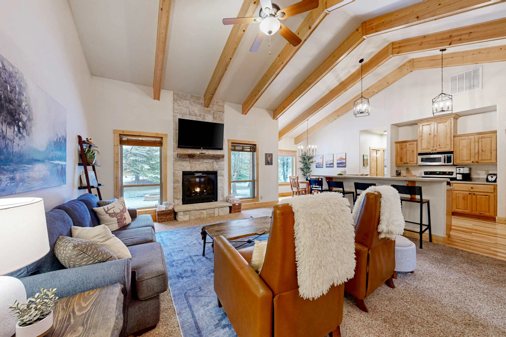 McCall Family Cabin, Fire Pit, Game Room & Hot Tub