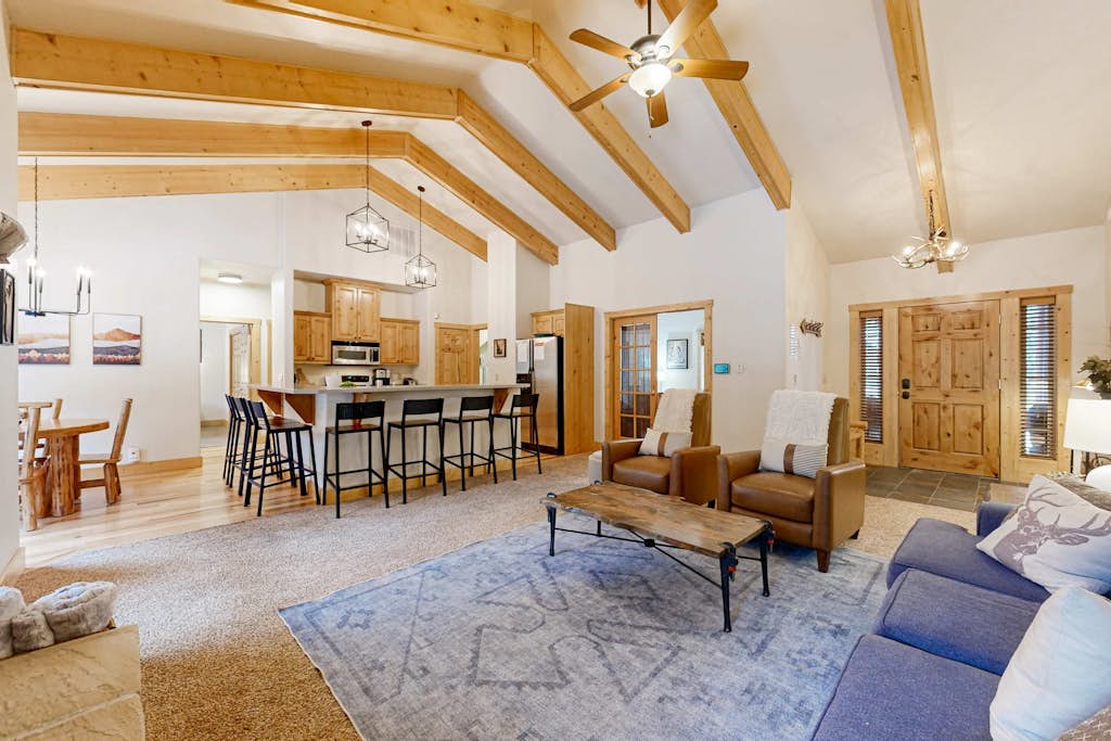 McCall Family Cabin, Fire Pit, Game Room & Hot Tub