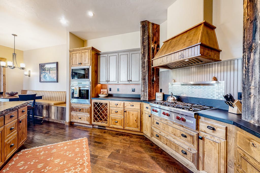 Luxury Townhome with Patio & Outdoor Fireplace