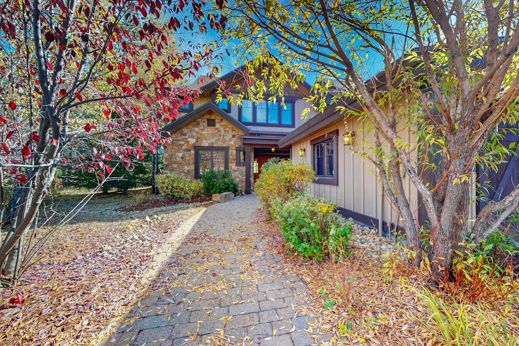 Luxury Townhome with Patio & Outdoor Fireplace