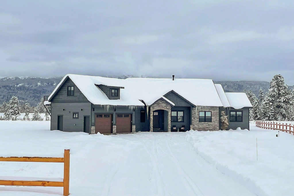 Modern Retreat with Hot Tub | Walk to Lake