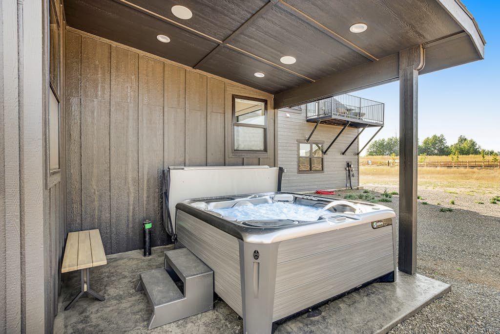 Modern Retreat with Hot Tub | Walk to Lake