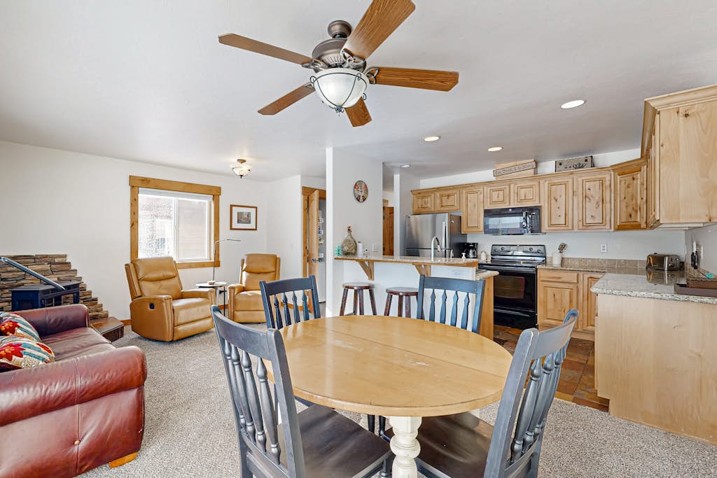 Cozy McCall Townhome | Pool + Gym + Walk to Lake