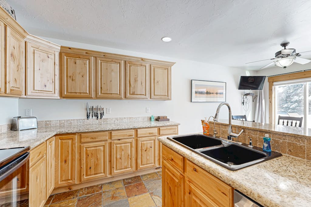 Bright McCall Townhome | Pool + Walk to Lake + Gym