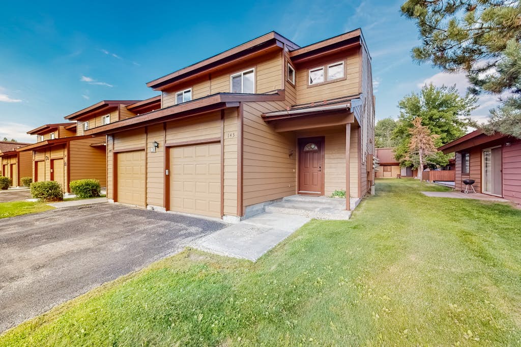 Bright McCall Townhome | Pool + Walk to Lake + Gym
