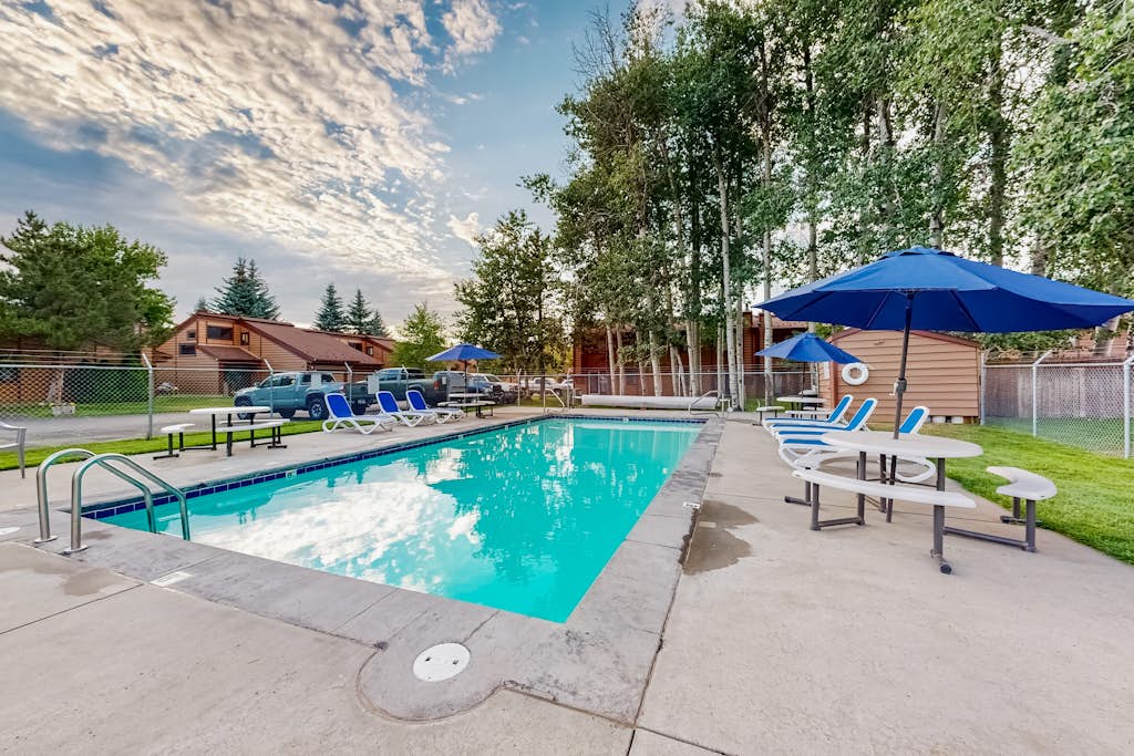 Cozy McCall Townhome | Pool + Gym + Walk to Lake