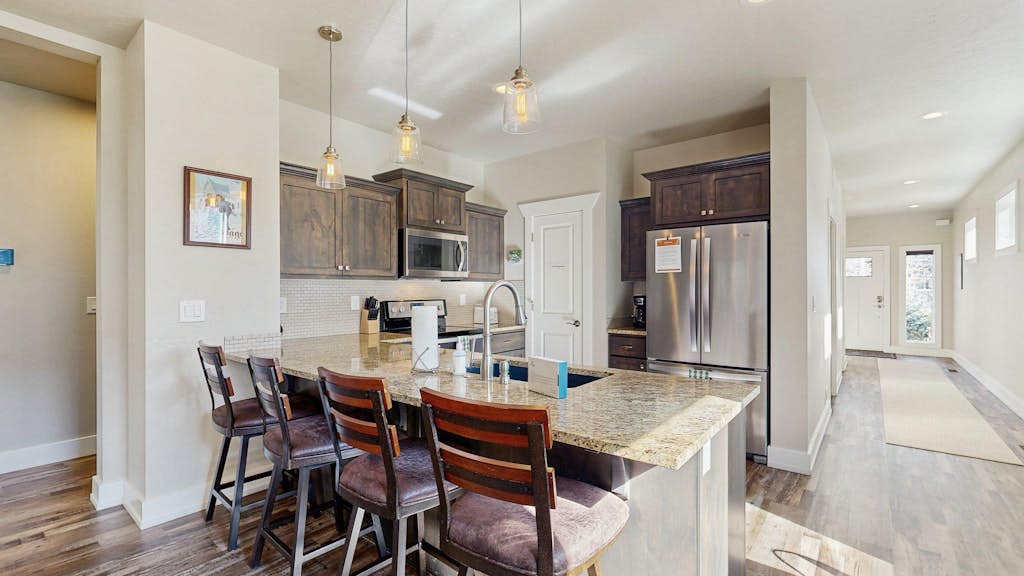 A spacious rustic-modern McCall retreat near Payette Lake, Brundage Mountain, golf courses, and Ponderosa State Park. This family-friendly home features a king suite, large loft, oversized sectional, central AC, and a back deck with grill and outdoor dining. Designed for relaxing after days spent exploring everything McCall has to offer.