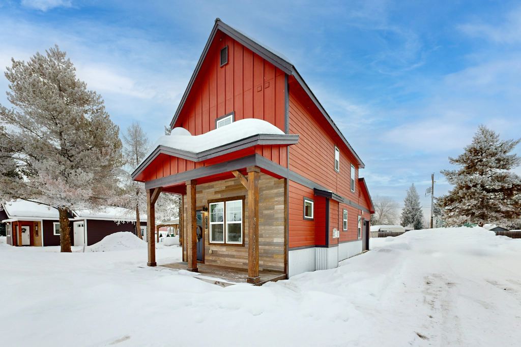 Rosey Chalet Walk to Dining & Lake Access