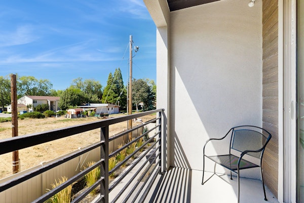 Modern Townhouse, Centrally Located Near BSU