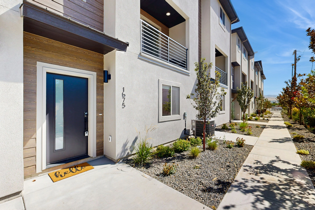 Modern Townhouse, Centrally Located Near BSU