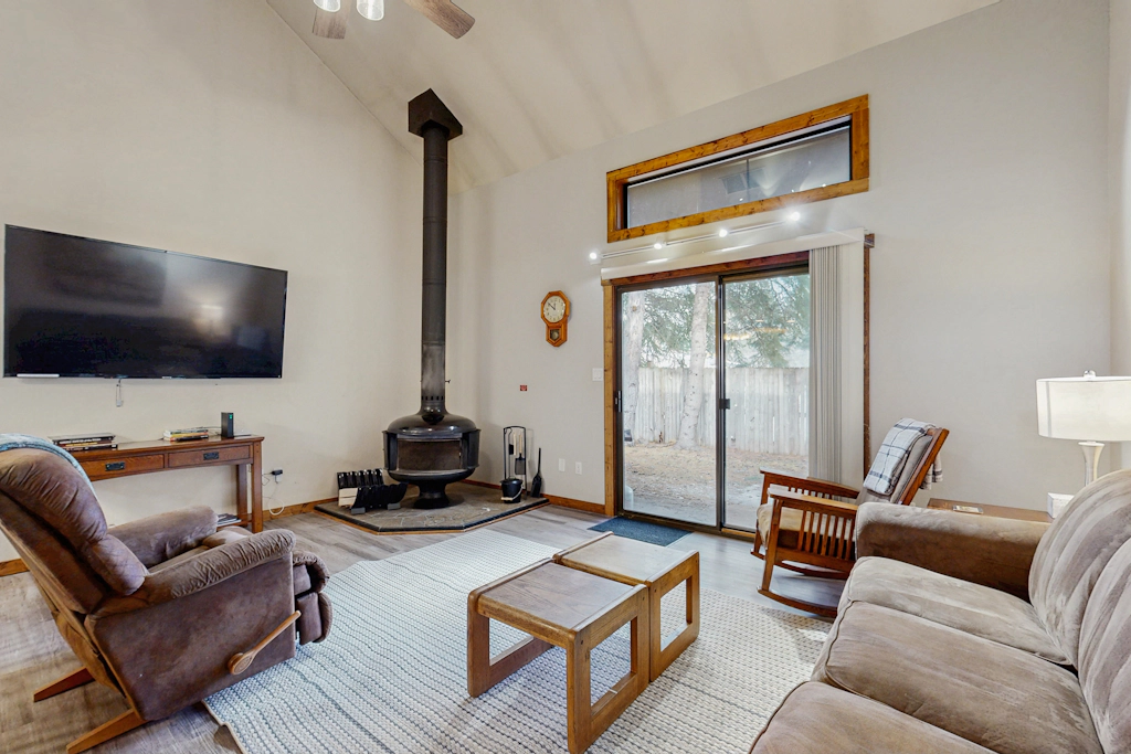 Cozy Condo Near Lake | Pool, Jetted Tub & Patio