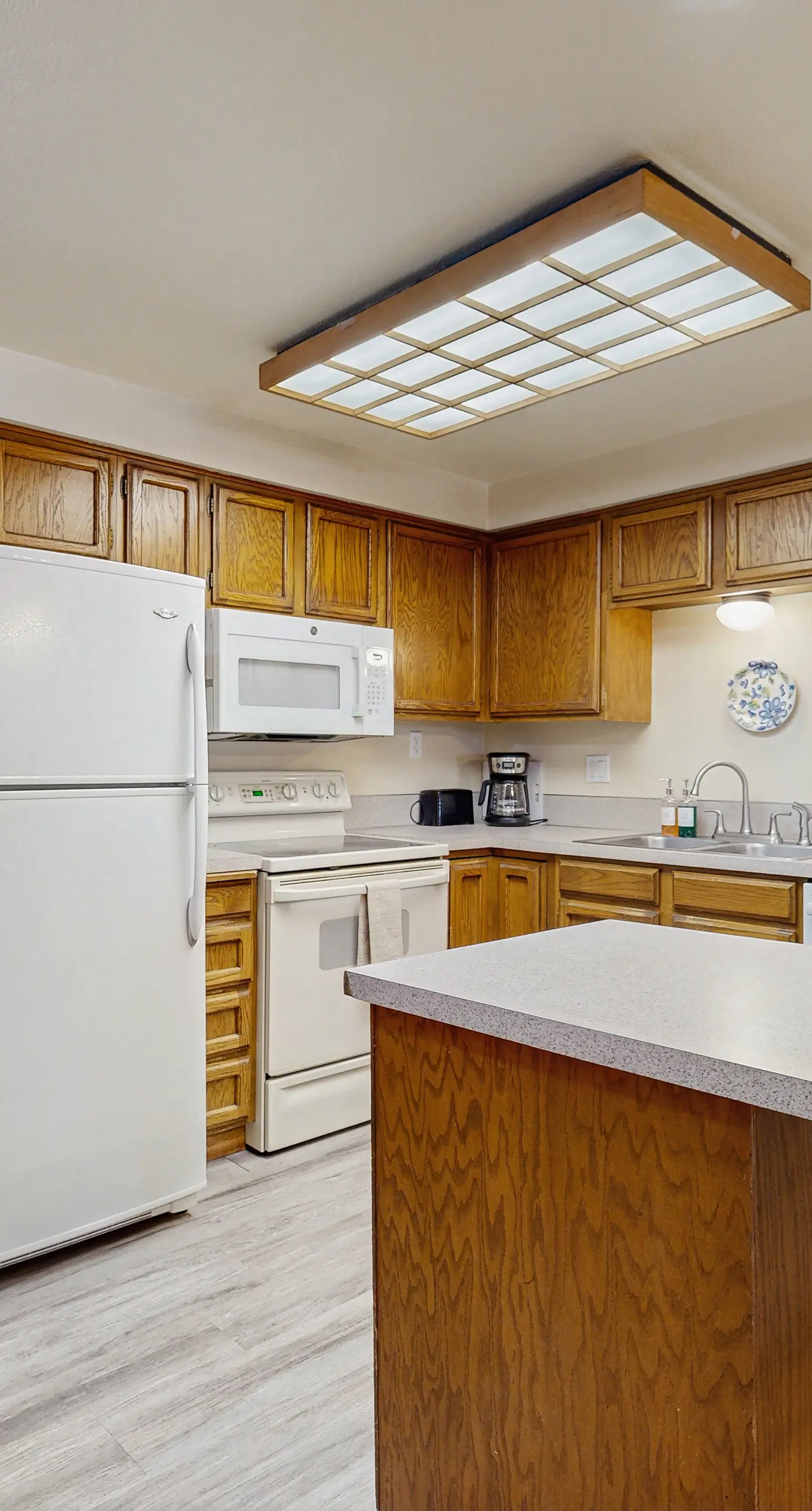 Cozy Condo Near Lake | Pool, Jetted Tub & Patio