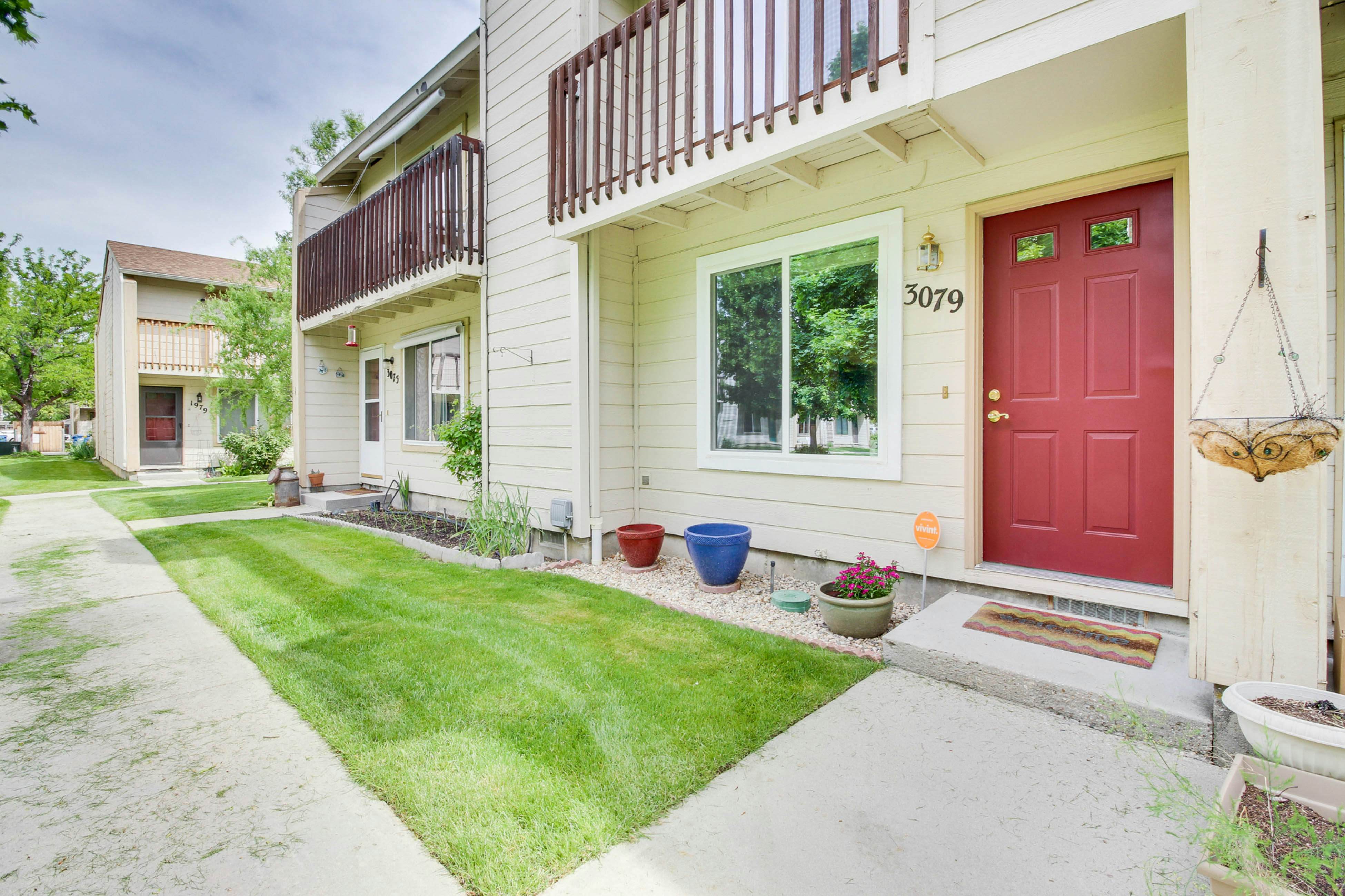 Private Townhome - Mountain Views & 2 Baths