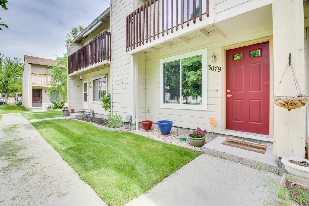 Private Townhome - Mountain Views & 2 Baths