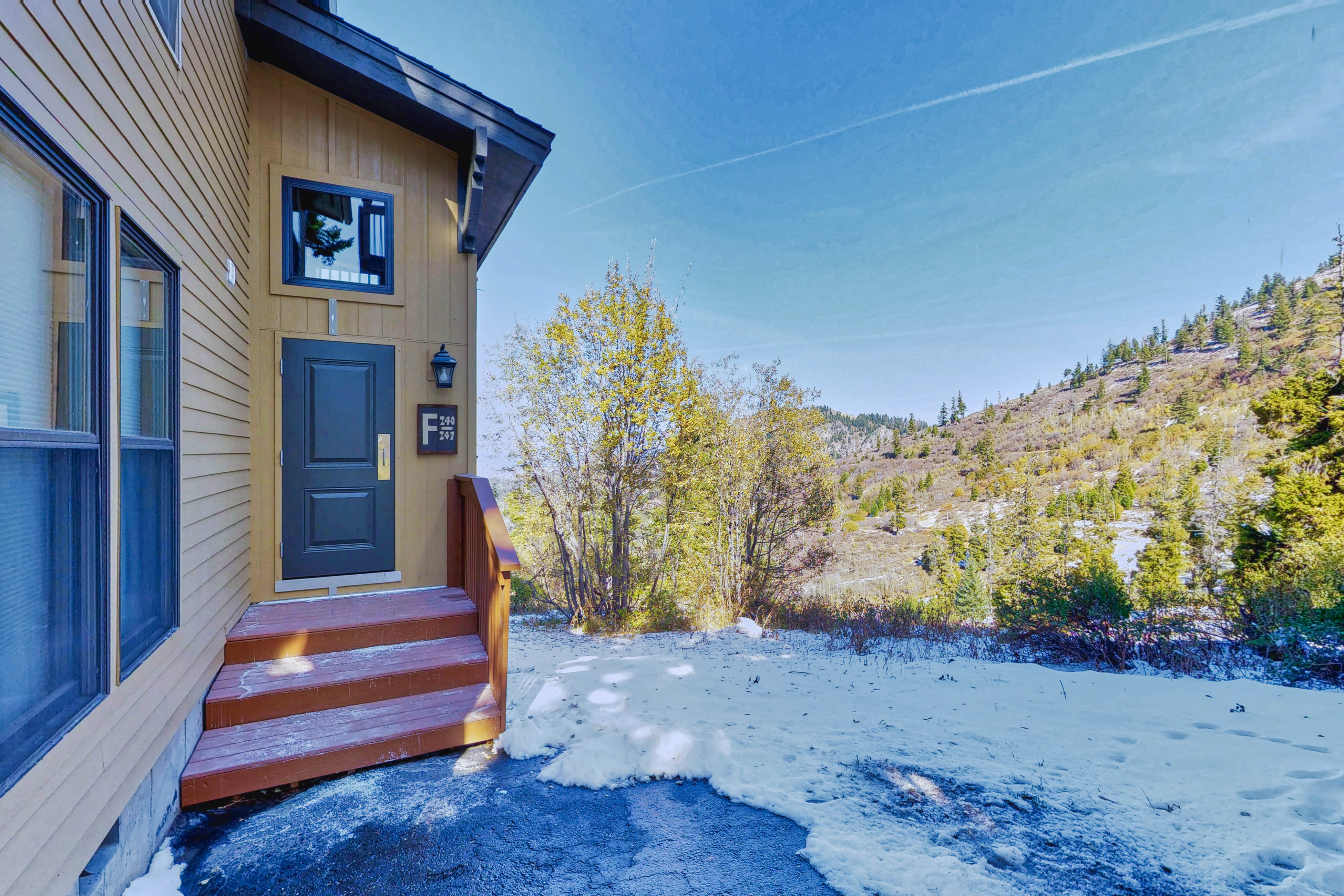 Ski-In/Out Retreat - Trailhead & Mountain Views