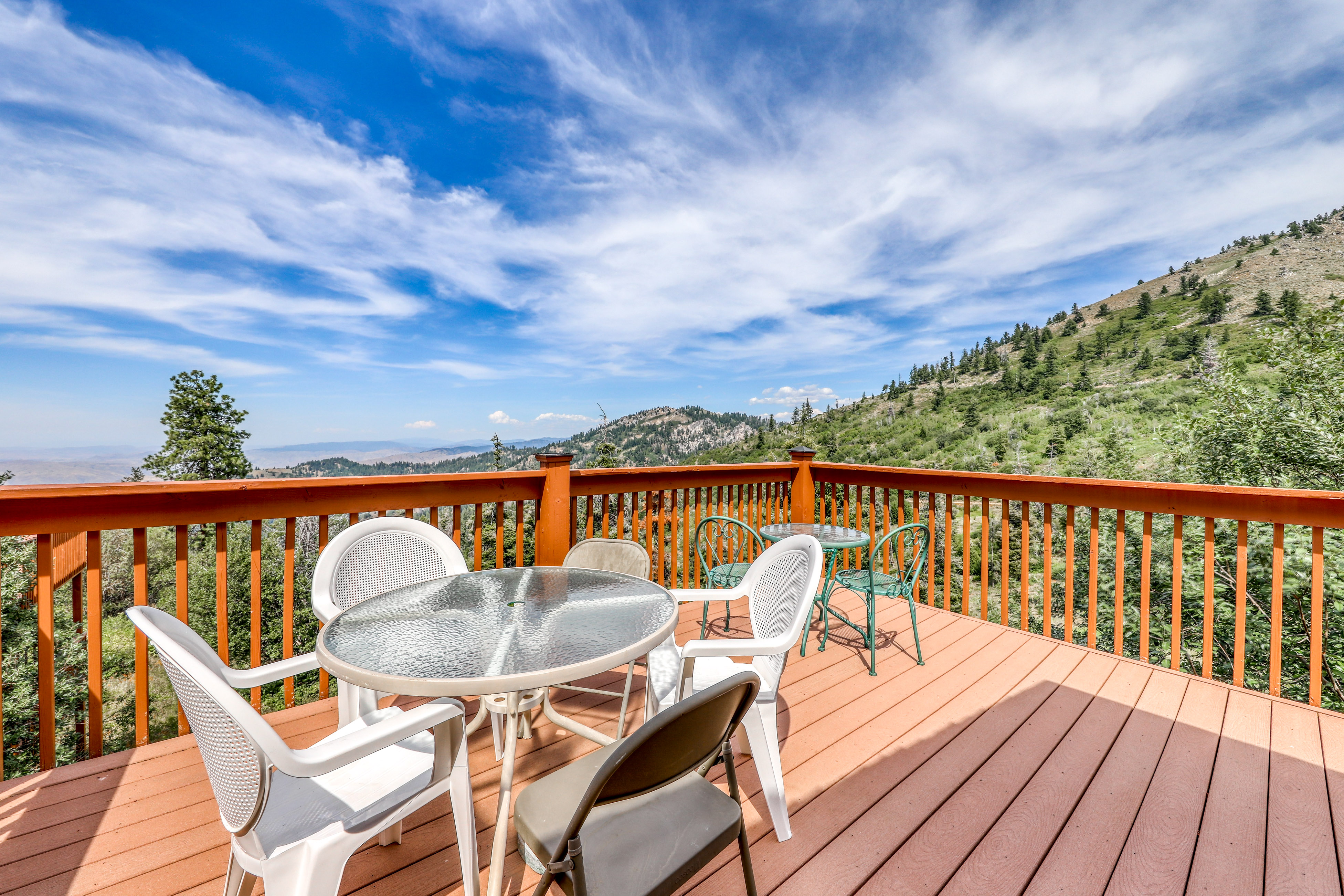 Ski-In/Out Retreat - Trailhead & Mountain Views