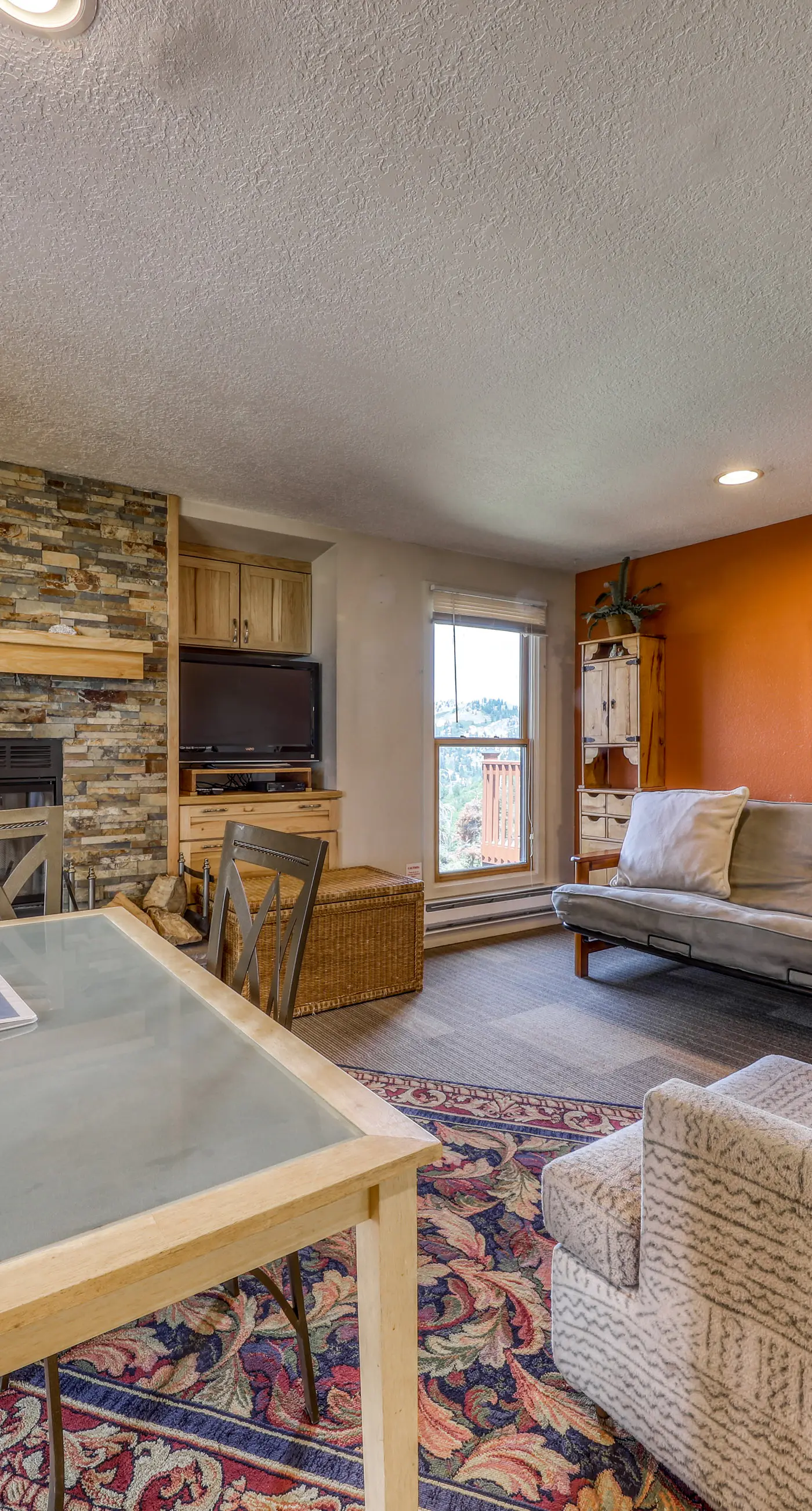 Ski-In/Out Retreat - Trailhead & Mountain Views