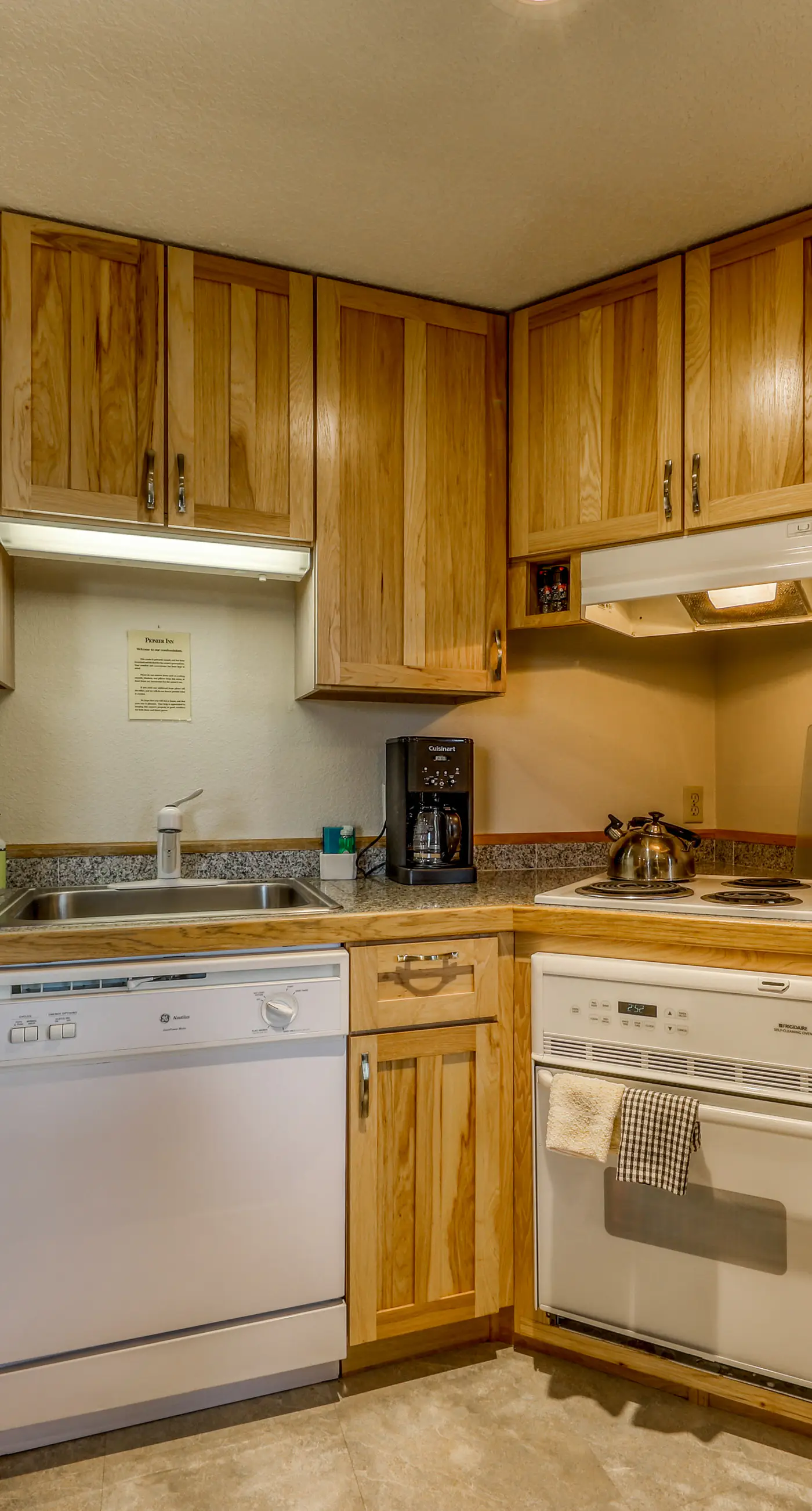 Ski-In/Out Retreat - Trailhead & Mountain Views