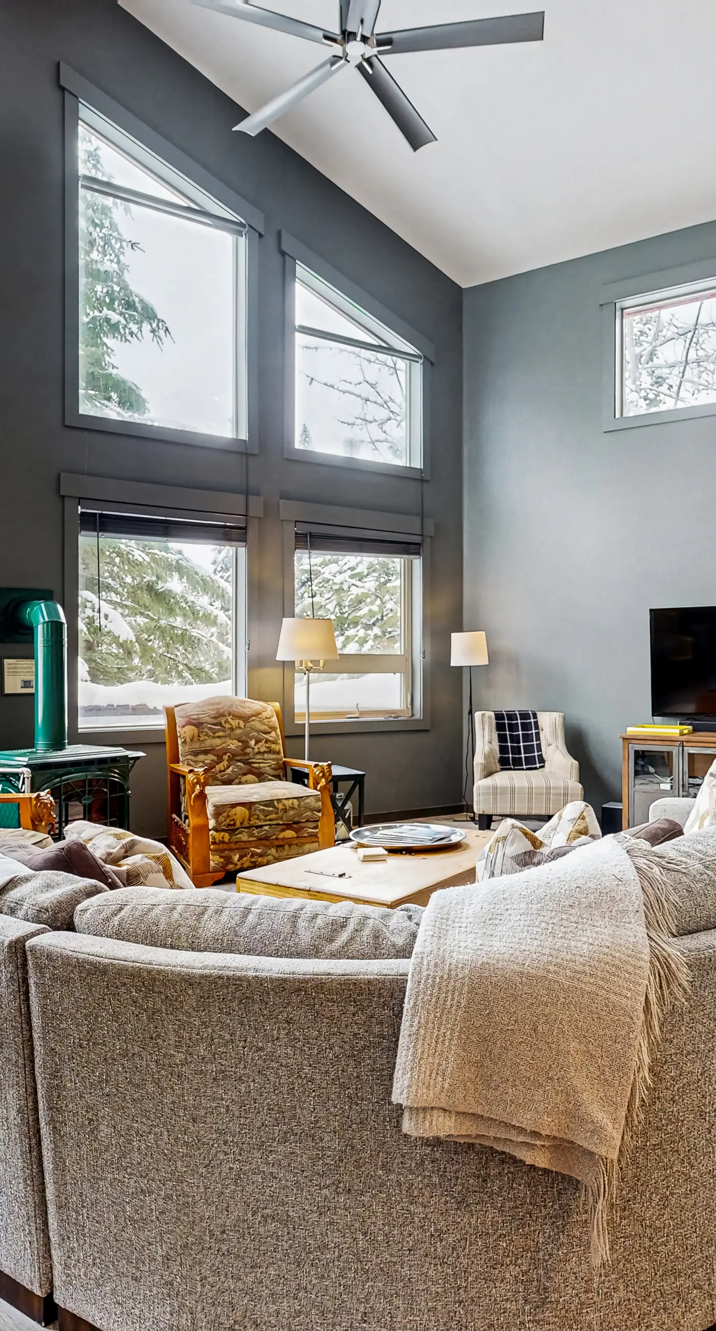 Spacious Mountain Retreat with Sauna, Hot Tub & Pool