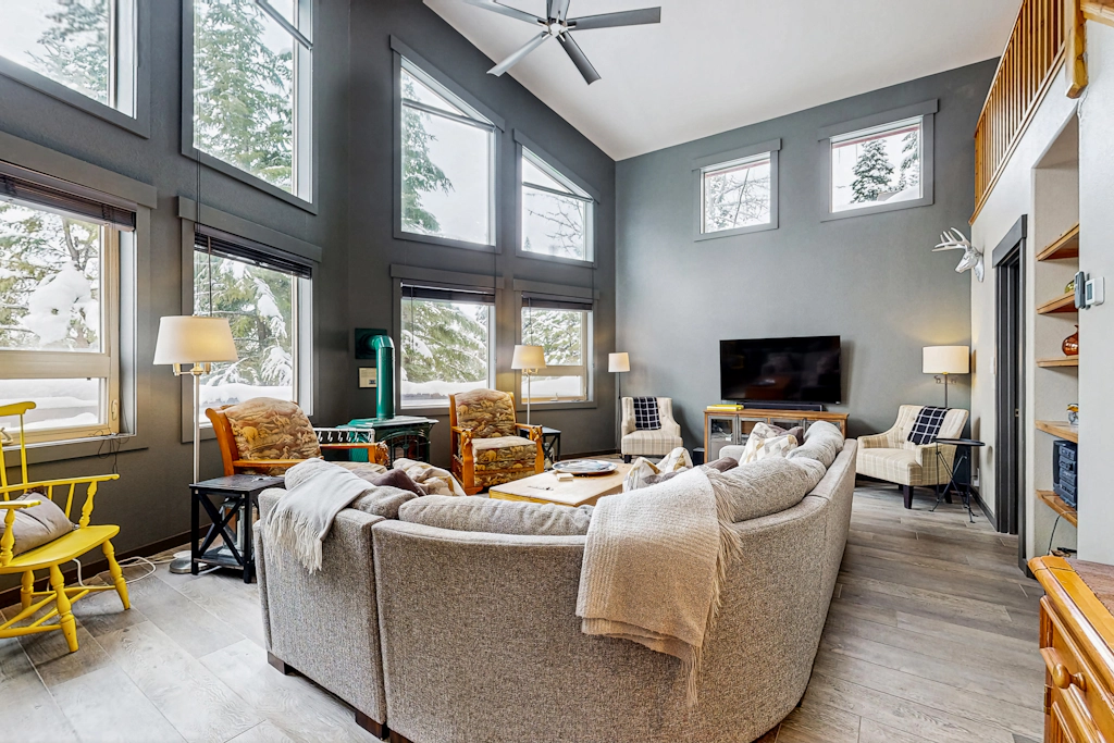 Spacious Mountain Retreat with Sauna, Hot Tub & Pool