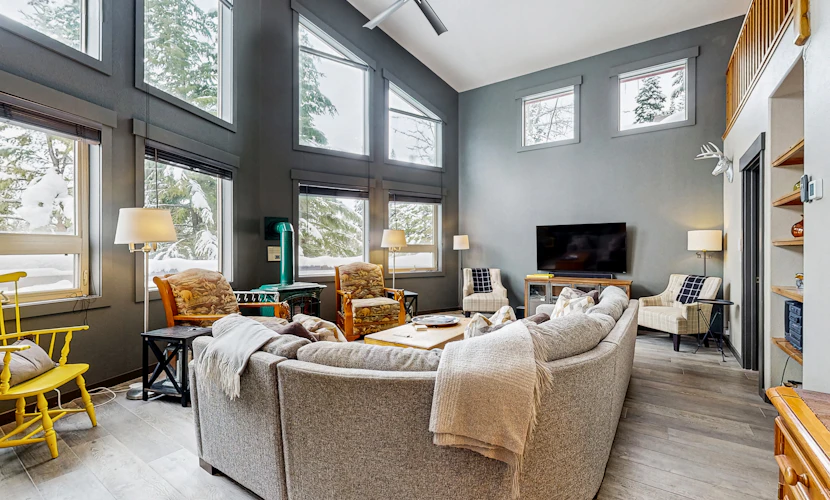 Spacious Mountain Retreat with Sauna, Hot Tub & Pool