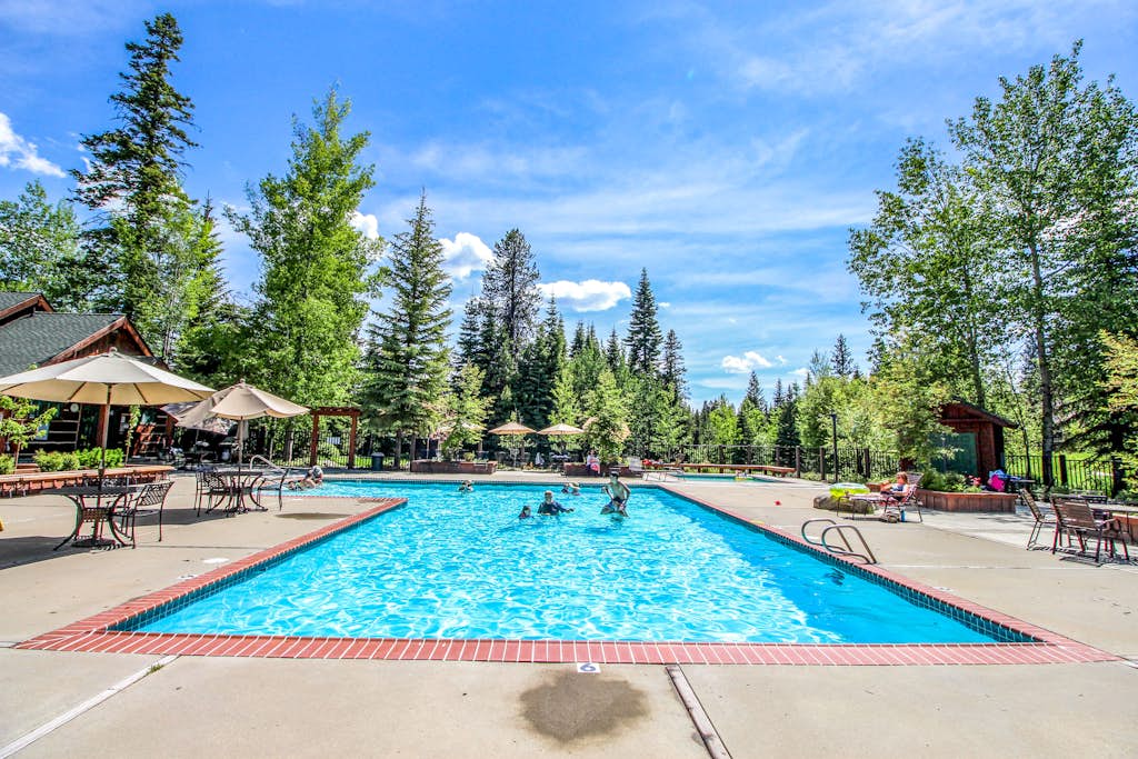 Spacious Mountain Retreat with Sauna, Hot Tub & Pool