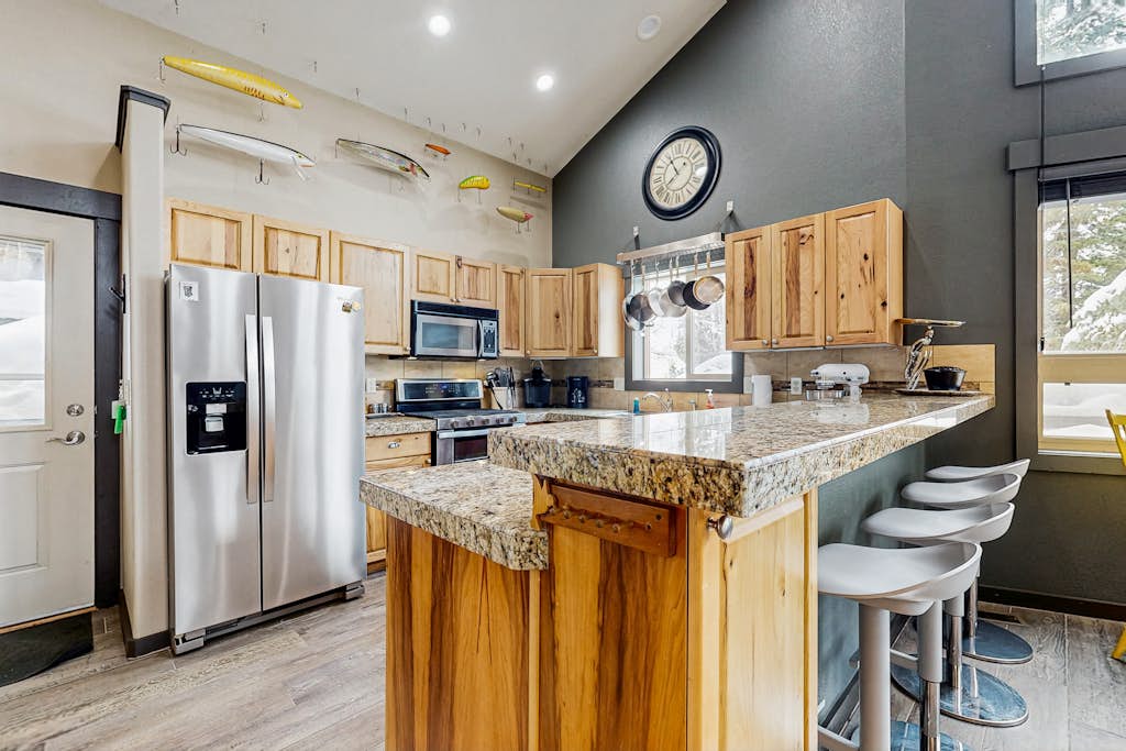 4BR McCall Cabin | Loft, AC, Large Deck, Hot Tub