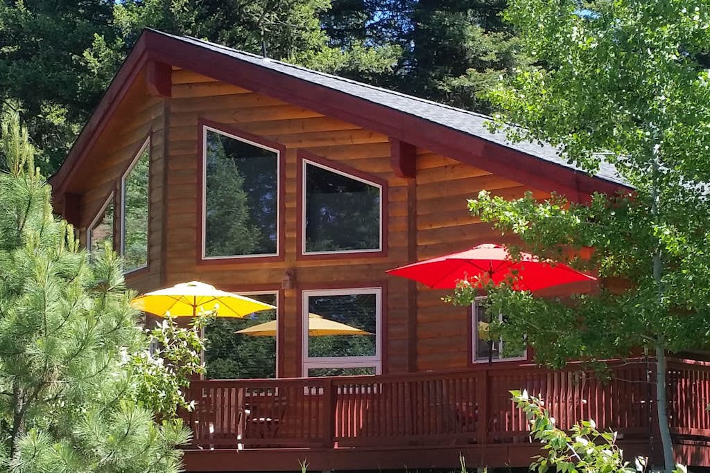 Spacious Mountain Retreat with Sauna, Hot Tub & Pool