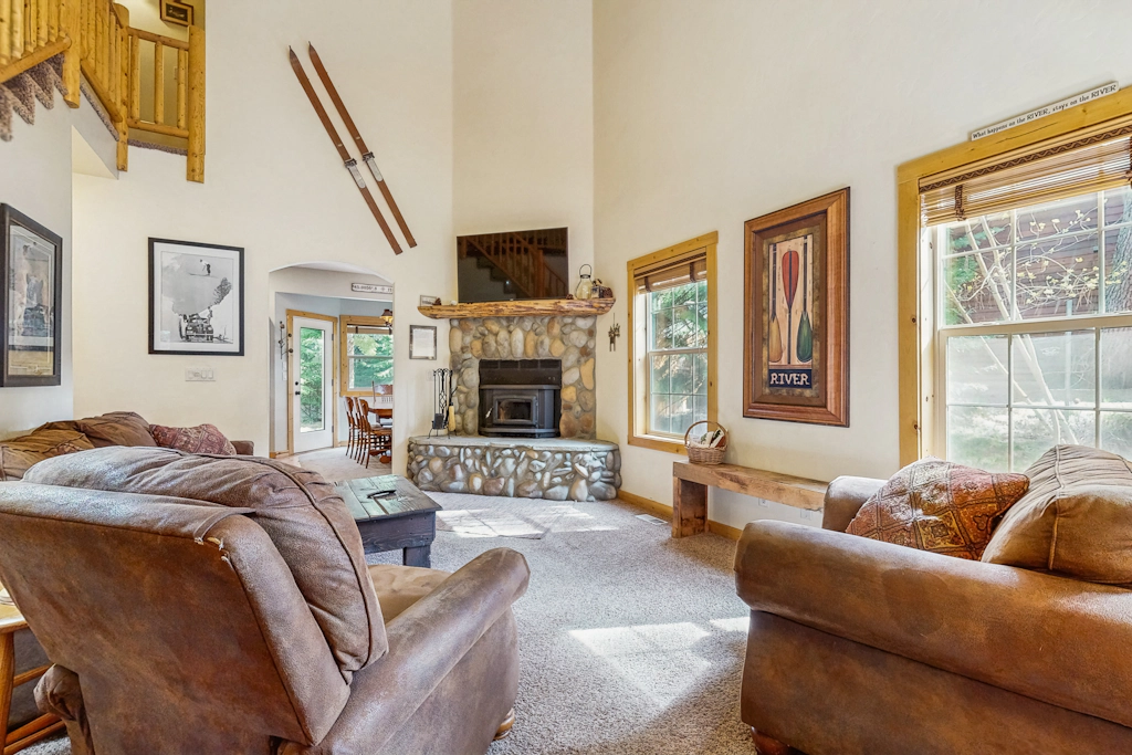 Charming McCall Cabin With Hot Tub, Fenced Backyard