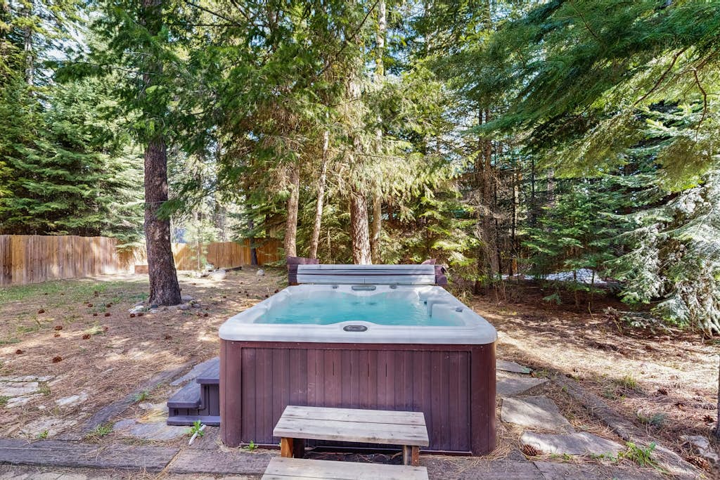 Charming McCall Cabin With Hot Tub, Fenced Backyard