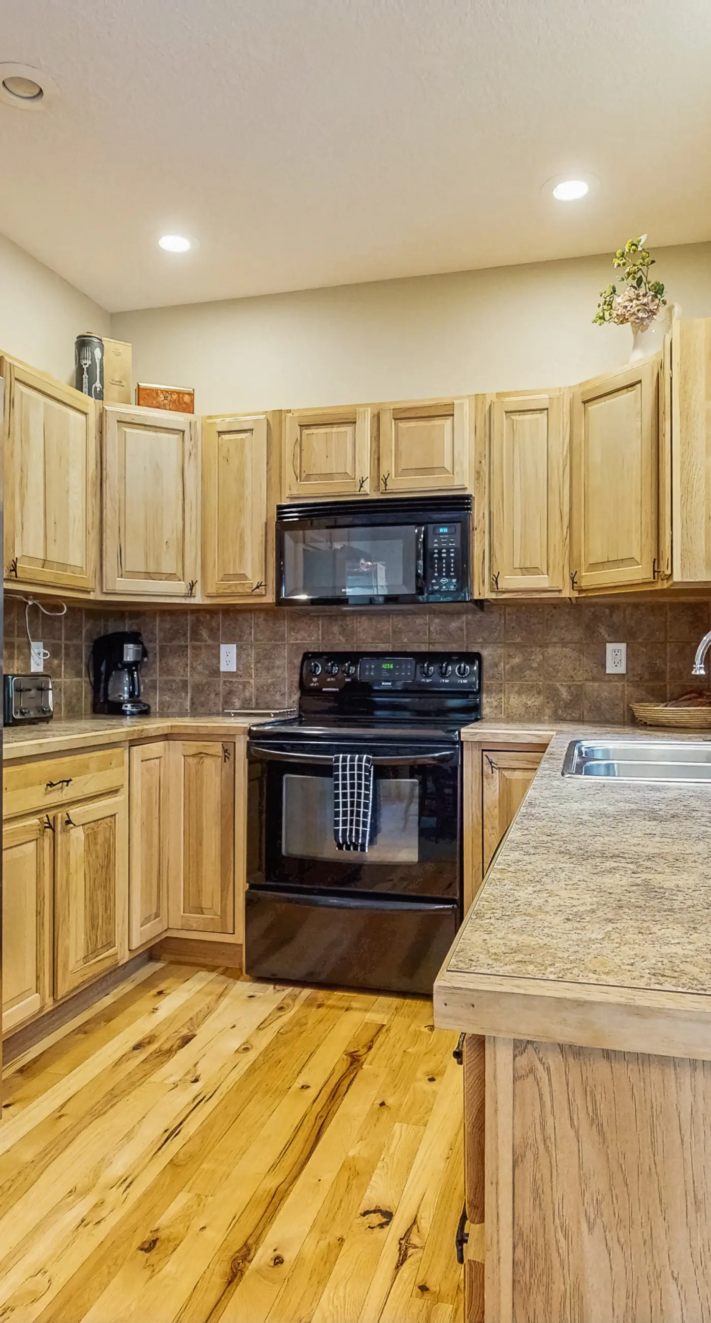 Charming McCall Cabin With Hot Tub, Fenced Backyard