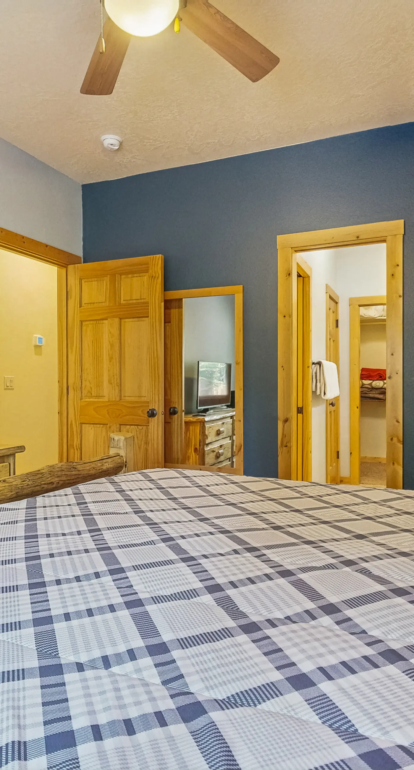Charming McCall Cabin With Hot Tub, Fenced Backyard