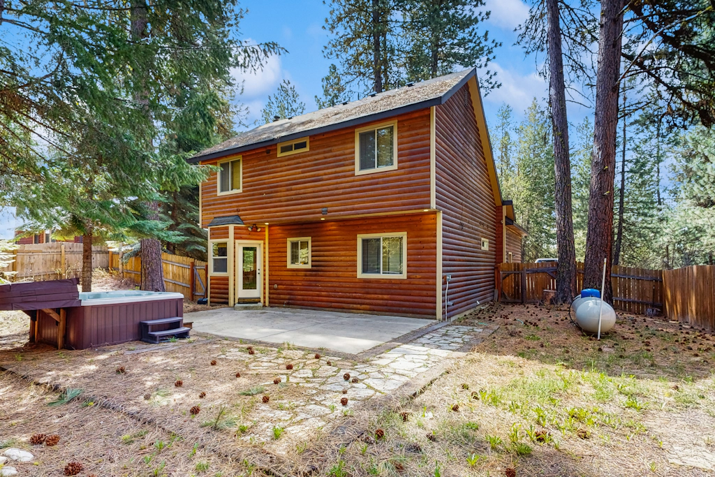Charming McCall Cabin With Hot Tub, Fenced Backyard