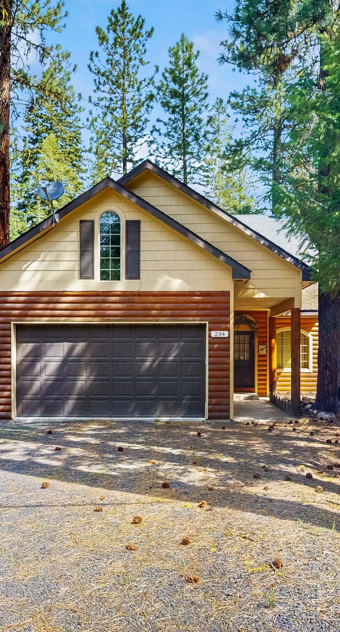 Charming McCall Cabin With Hot Tub, Fenced Backyard