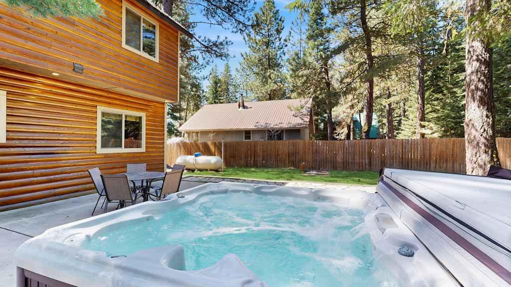 Charming McCall Cabin W/Hot Tub, Fenced Backyard