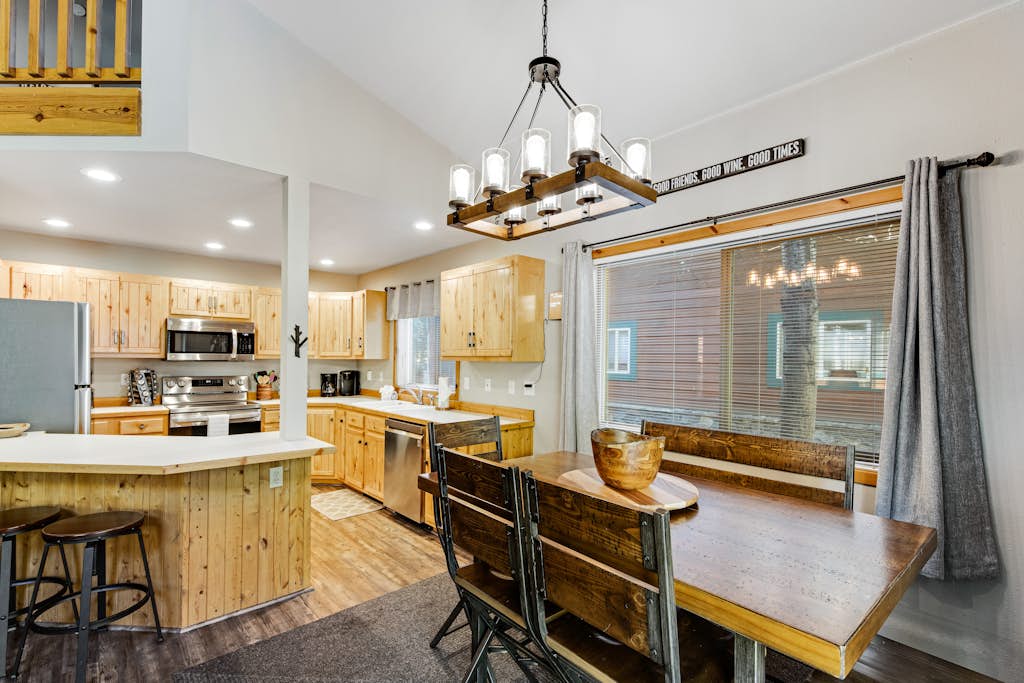 Cozy 3BR McCall Cabin | Pool, Hot Tub Access