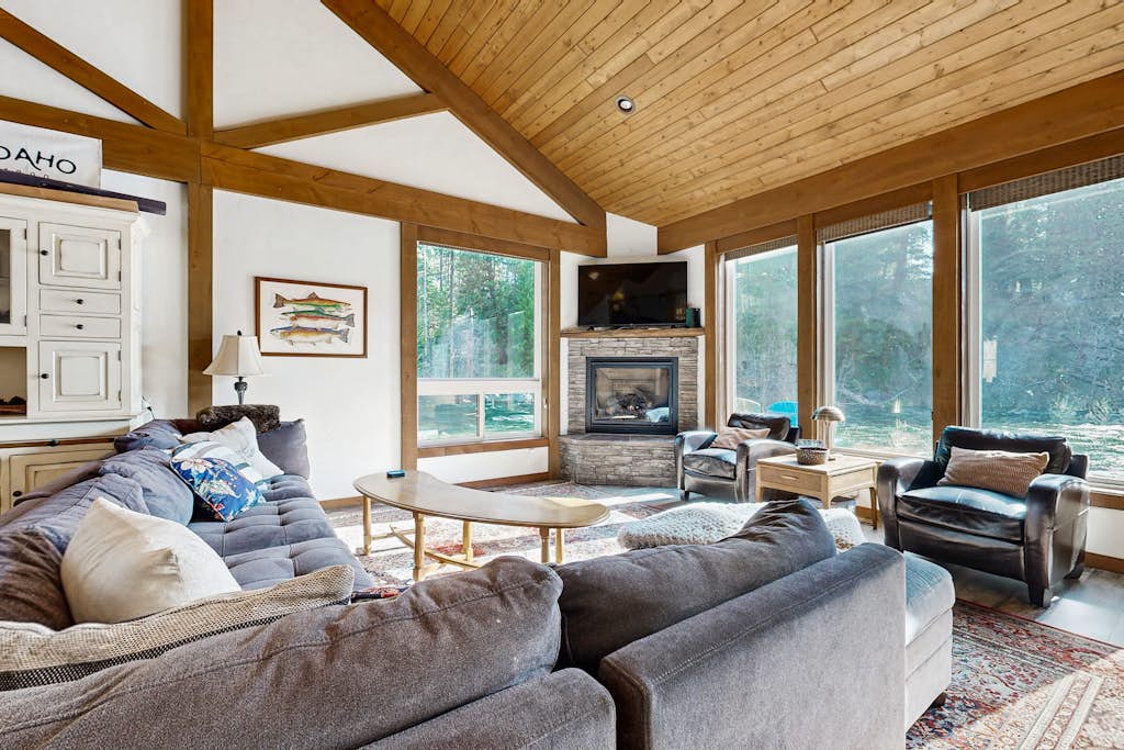 Payette River Retreat with Hot Tub & Views