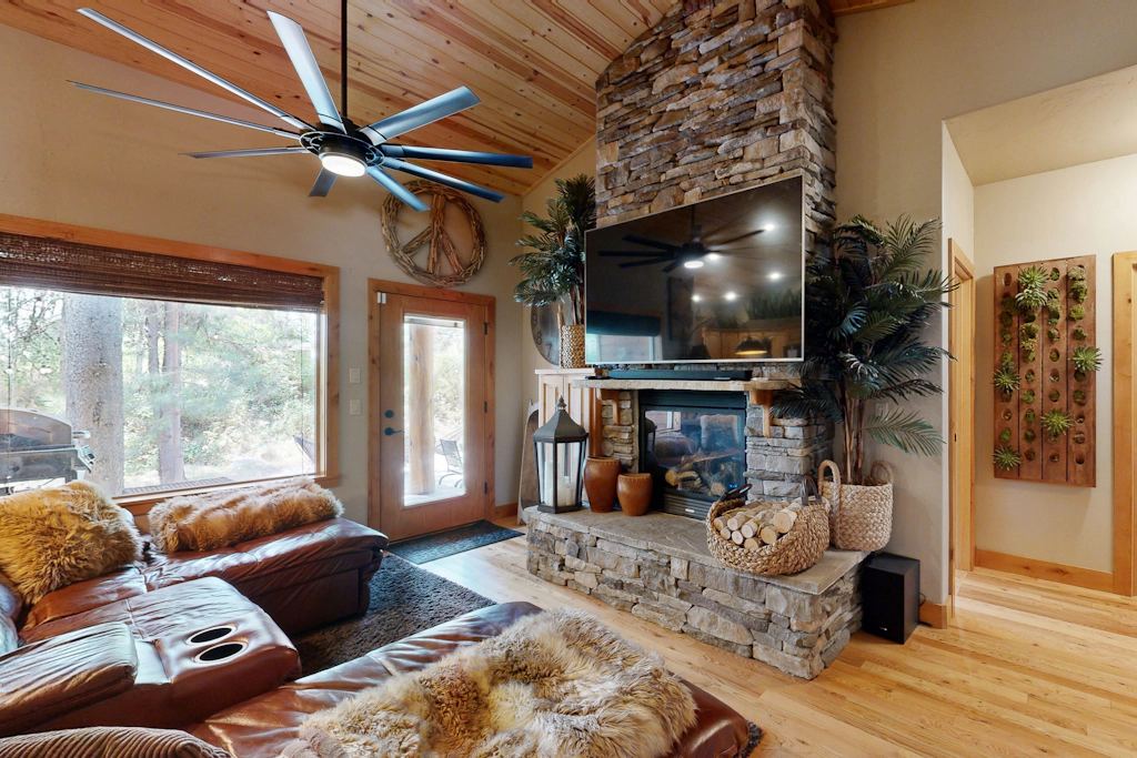 McCall Luxury Retreat | Gas Firepit, Private Lot
