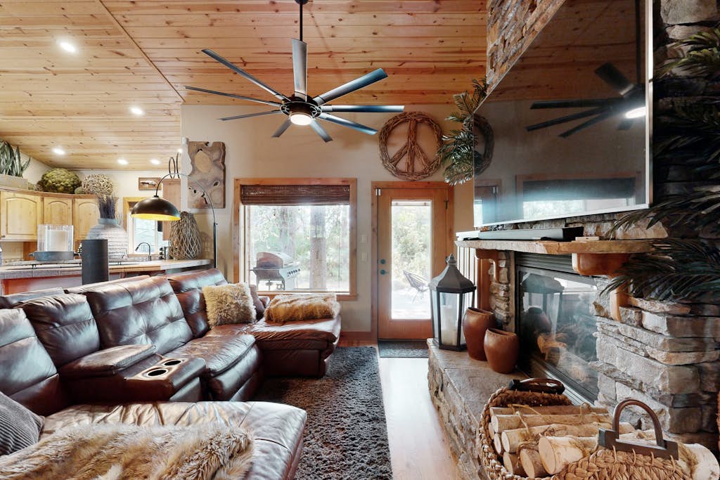 McCall Luxury Retreat | Gas Firepit, Private Lot