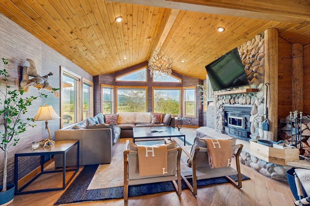 Spacious Retreat with Hot Tub Mountain Views